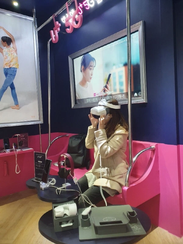 6호선 응암방면 승장에서 환승하러 가는 길에 있는 5G 콘텐츠 체험이 가능한 '팝업 갤러리'에서 VR 헤드셋을 쓰고 VR을 체험했다. 사진=홍정민 기자