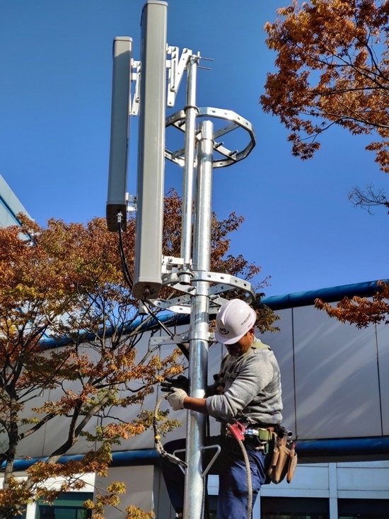 대전에 있는 ‘LTE-R(철도통합무선통신)종합검증센터’에서 현장 기술자가 철도 환경에 최적화 된 솔루션 검증을 위해 안테나를 설치하는 모습.시잔=LG유플러스