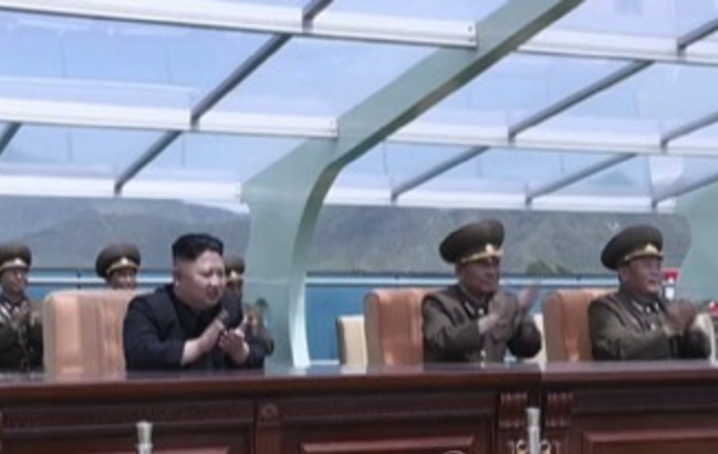 북한 원산 갈마비행장에서 전투비행대회를 시찰한 김정은 북한 국무위원장(왼쪽).