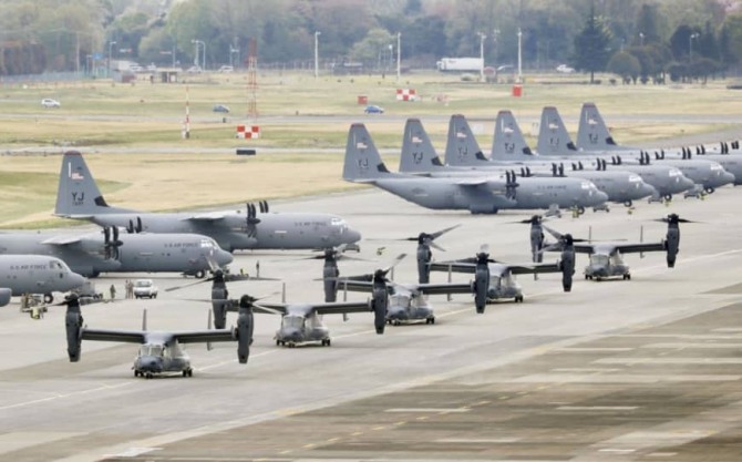 일본 도쿄 요코타 공군기지에  미군 오스프리 수송기가 착륙하고 있다. 사진=재팬타임스