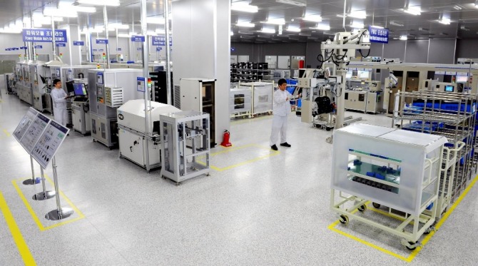 현대모비스는 정 수석부회장이 양산에 성공한 수소전기차를 생산하기 위해 2017년 충북 충주에 수소차 핵심부품 파워트레인 연료전지 통합모듈(PFC) 건립해 운영하고 있다. 사진 충주 공장 내외부. 사진=현대모비스