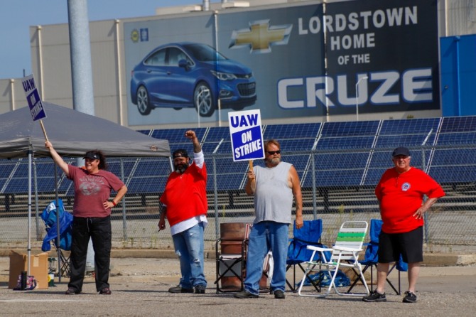 지난 9월 16일(현지시간) 미 오하이오주 로드스타운의 폐쇄된 조립공장 문 밖에서 피켓을 든 GM 노동자들이 시위를 벌이고 있다.  사진=뉴시스