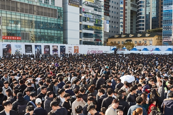 17일 부산 벡스코에서 열린 지스타 2019 현장을 찾은 관람객 인파. 사진=지스타 조직위