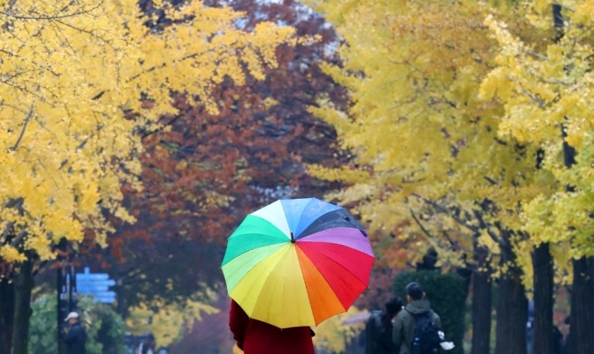가을비가 내린 15일 서울 성동구 서울숲을 찾은 시민들이 우산을 쓰고 발걸음을 옮기고 있다. 사진=뉴시스