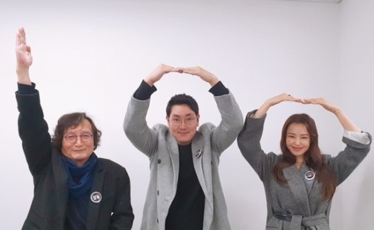영화 '블랙머니'의 정지영 감독과 조진웅, 이하늬가 100만 관객 돌파를 기념해 인증샷을 공개했다.사진=에이스메이커무비웍스
