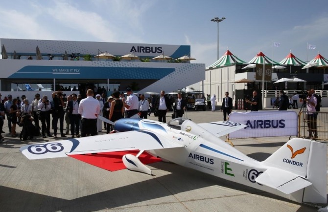 에버어스가 후원하고 영국 콘도르가 제작한 전기 경주용 비행기 '화이트라이트닝'이 17일 두바이 에어쇼에서 공개되고 있다. 사진=로이터