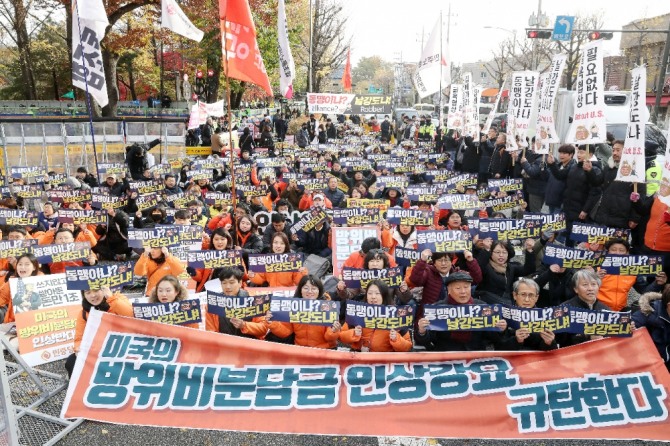 민중공동행동과 전쟁반대평화실현국민행동이 18일 한국국방연구원 앞에서 방위비 분담금 특별협정 3차 협상 대응 항의를 하고 있다. 사진=뉴시스