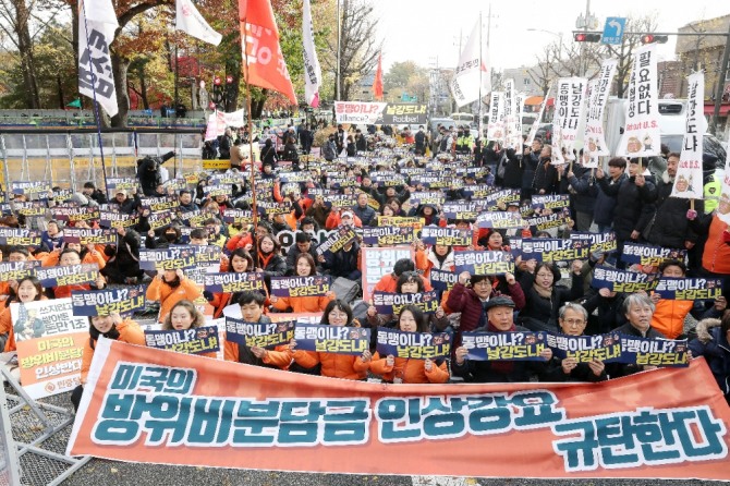 민중공동행동과 전쟁반대평화실현국민행동이 18일 한국국방연구원 앞에서 방위비 분담금 특별협정 3차 협상 대응 항의를 하고 있다. 사진=뉴시스