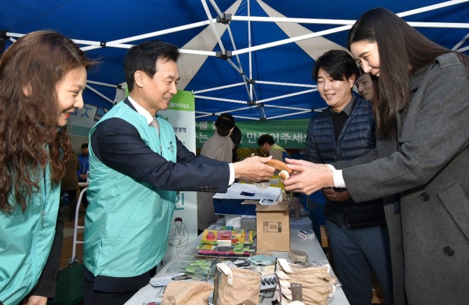 15일 오후 광화문 교보생명 본사에서 열린 '함께하는 나눔 캠페인' 자선 바자회에서 윤열현 교보생명 사장이 자사 임직원들이 기부한 물품을 판매하고 있다. 사진=교보생명