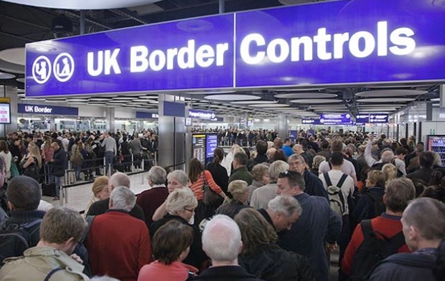 사진은 많은 사람으로 붐비고 있는 런던 히드로 공항의 입국심사장.