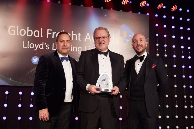 피터 리비(Peter Livey) 현대상선 구주본부 영국 영업담당 임원(가운데)이 지난 14일‘로이드 글로벌 화물 선사 리스트 어워드(Lloyd’s Loading List Global Freight Awards) 2019’에서 ‘환경부문 최우수선사’를 수상한 후 기념 촬영을 하고 있다. 사진=현대상선