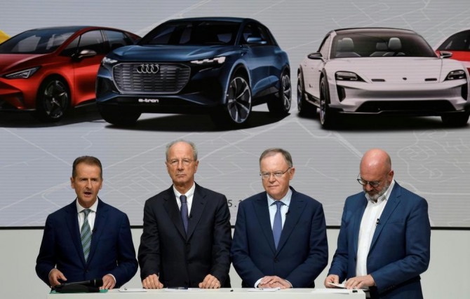 독일 볼프스부르크에서 기자회견 중인 디스 CEO(왼쪽) 등 폭스바겐(VW) 정상. 자료=로이터