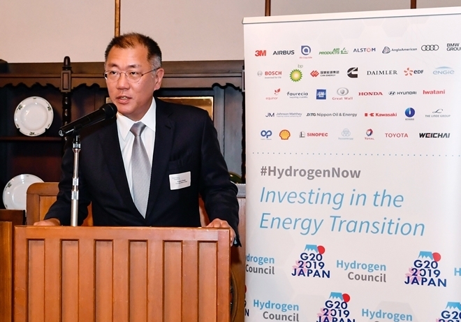 정의선 현대자동차그룹 수석부회장이 지난 6월 15~16일 일본 나가노현에서 열린 세계 주요 20개국(G20) 에너지환경장관회의에 앞서 14일 수소위원회에 참석해 공동회장 자격으로 환영사를 하고 있다. 사진=현대자동차 제공