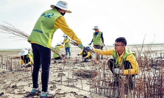 현대차그룹이 중국의 기업사회책임 발전지수 자동차 기업 부문에서 4년 연속 1위에 올랐다. 현대차그룹 봉사단이 내몽고 사막화 방지사업을 진행하고 있다. 사진=현대차