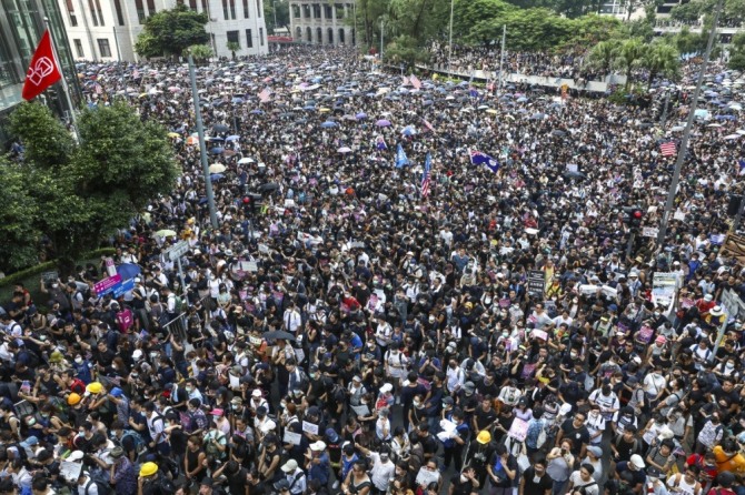 홍콩 폭력 시위의 확산으로 24일 구의회 선거를 지연시킬 가능성도 있는 것으로 알려졌다. 자료=SCMP