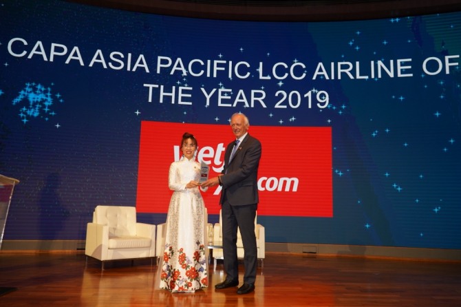 비엣젯항공이 아시아·태평양항공연구소(CAPA)로부터 2019년 ‘Asia Pacific Low Cost Airline of the Year’를 수상했다. 위옌 티 풍 타오(Nguyen Thi Phuong Thao) 비엣젯 대표이사(왼쪽)와 CAPC 피터 하비슨(Peter Harbison) 회장(오른쪽)