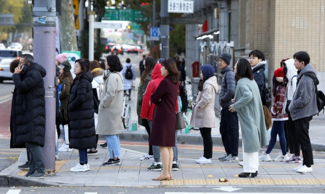 시민들이 지난 18일 오전 서울 종로구 광화문광장 인근에서 두꺼운 외투를 입고 출근길 발걸음을 재촉하고 있다. 사진=뉴시스