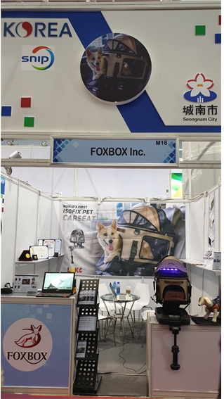 이달 초 중국 광저우에서 개최된 추계 켄톤페어에 참석한 폭스박스의 ‘루크펫 카시트’는 영국, 호주, 캐나다, 미국, 중국, 오스트리아, 프랑스, 독일 등등의 다양한 국가의 바이어에게서 ‘매우 혁신적이고 전 세계 어느 곳에서도 볼 수 없었던 제품이다’라는 호평을 받았다고 업체 측은 설명했다. 사진=폭스박스