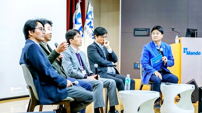 (왼쪽부터)박규식 상무, 김윤기 상무, 노종극 부장, 강호석 부장이 직원들과 열린 소통을 하고 있다. 사진=만도