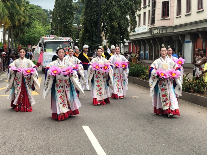 김미숙 하나무용단이 '2019 세이셸 크레올페스티벌'에 참가해 한복을 차려입고 거리퍼레이드를 벌이고 있다.