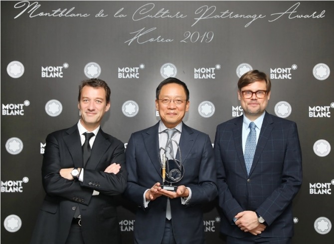 정태영 현대카드 부회장(가운데)이 지난 15일 ‘2019 몽블랑 문화예술후원자상 시상식'에 참석해 수상을 하고 기념 사진 촬영을 하고 있다. 사진=현대카드 