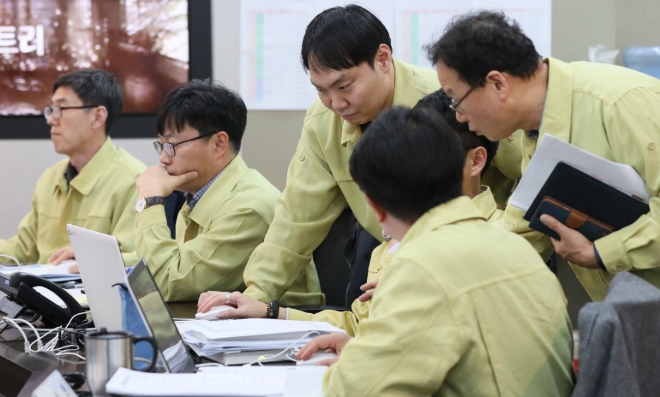 19일 오후 정부세종청사에 마련된 철도공사 노조파업 정부합동 비상수송대책본부에서 관계자들이 비상수송대책 상황을 지켜보고 있다. 사진=뉴시스 