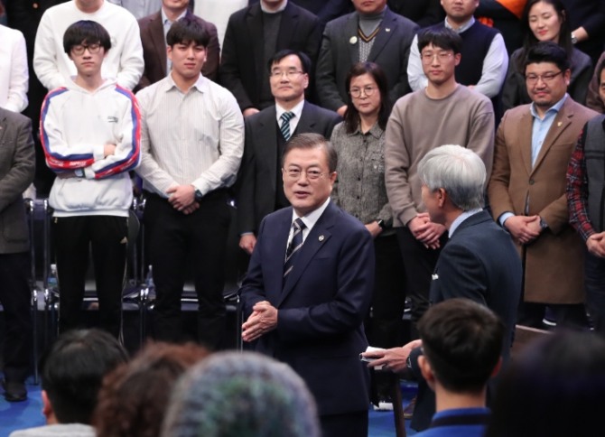 문재인 대통령이 19일 오후 서울 MBC 미디어센터에서 열린 '국민이 묻는다, 2019 국민과의 대화'에 참석해 국민 패널들의 질문에 답하고 있다. 사진=뉴시스