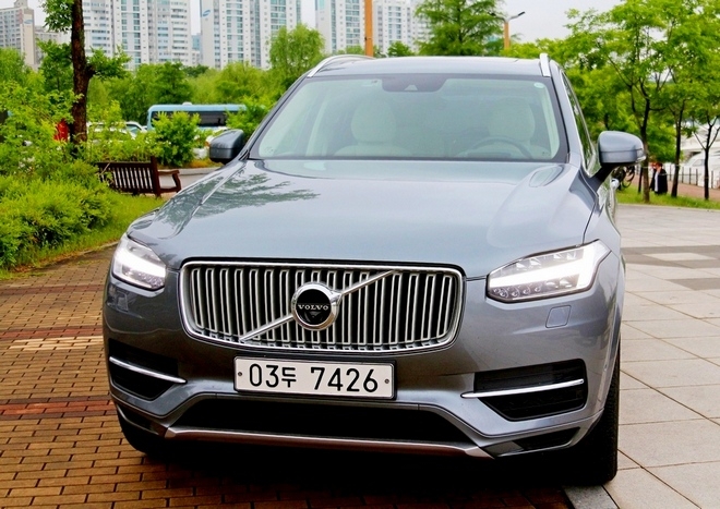 볼보는 SUV와 다목적 차량, 세단 등의 라인업을 구축한 게 장점이다. 볼보의 고급 SUV XC90. 사진=글로벌 이코노믹 정수남 기자