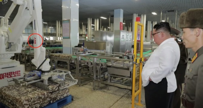 북한 수산물 가공 공장에 등장한 로봇에 ABB로고가 선명하게 찍혀있다. 사진=NK뉴스