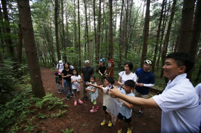 지난해 6월 강원도 용평리조트를 찾은 서울 한 초등학교 학생과 학부모들이 발왕산 국유림 국민의 숲 우정숲길에서  '발왕산과 함께' 프로그램을 즐기며 체험학습을 하고 있다.사진=뉴시스