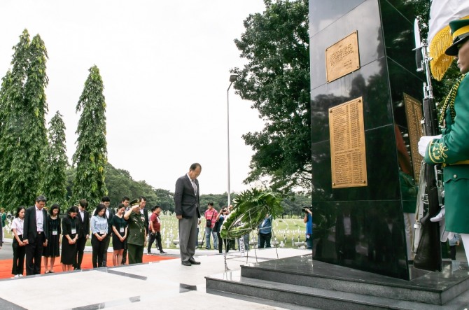 LIG넥스원 임직원들이 지난 19일 필리핀 국립묘지를 방문해 한국전 참전기념비에 헌화하고 묵념하고 있다. 사진=LIG넥스원