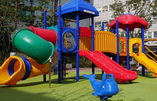 LG유플러스와 테라사이클이 폐휴대폰, 소형 가전에서 추출한 플라스틱을 활용해 만든 서울 강서구 달빛어린이공원 놀이터. 사진=LG유플러스