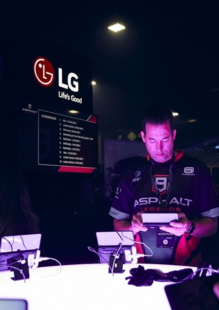 ESL에 참여한 게임 플레이어가 LG 듀얼스크린을 부착된 G8X 씽큐로 게임을 즐기고 있다. 사진=LG전자