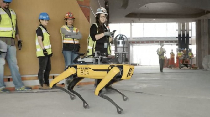 미국 보스턴 다이내믹스가 개발한 로봇개 스팟(SPOT)이 건설현장에 투입됐다. 사진=보스턴 다이내믹스