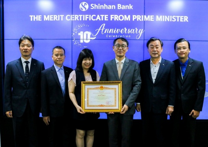 신한베트남은행 본점에서 신동민 법인장(사진 좌측 네번째)과 관계자들이 ‘베트남 총리상’ 수상 기념사진을 촬영하고 있다. 사진=신한은행