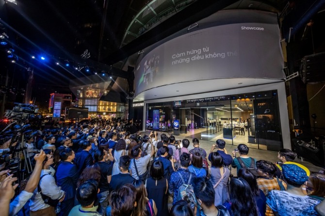삼성전자가 지난 3월 베트남 경제도시 호치민에 있는 비텍스코(Bitexco) 파이낸셜 타워에 동남아시아 최초의 브랜드 체험 공간 '삼성 쇼케이스'를 열어 관심을 모으고 있다.  사진=삼성전자 제공