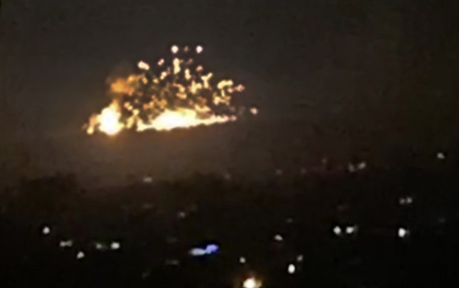 20일(현지시간) 시리아 수도 다마스쿠스 인근에서 목격된 이스라엘군의 공습 장면.