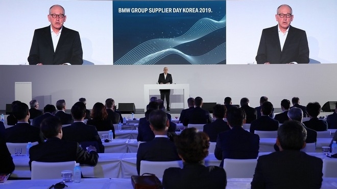 BMW그룹 안드레아스 벤트 구매·협력 네트워크 총괄이 한국 협력사와 협업 강화 방안을 소개하고 있다. 사진=BMW 코리아