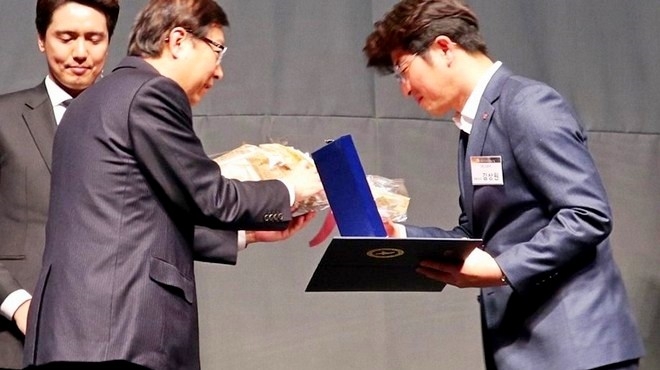 김상원(오른쪽) 대표가 상을 받고 있다. 사진=그린카