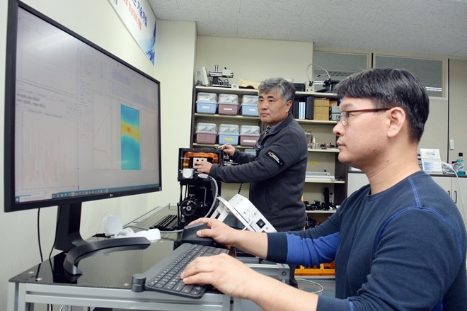 ETRI 연구진(왼쪽부터 홍효봉 책임연구원, 정재찬 선임연구원)이 MPI 장비를 통해 데이터를 확보한 뒤, 측정 결과 대해 논의를 하고 있다. 사진=ETRI