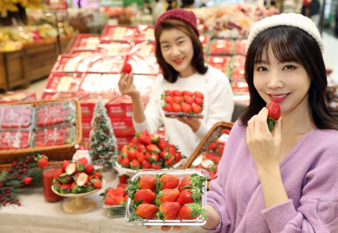 이마트 용산점 농산매장에서 모델들이 겨울 딸기를 소개하고 있다. 사진=이마트