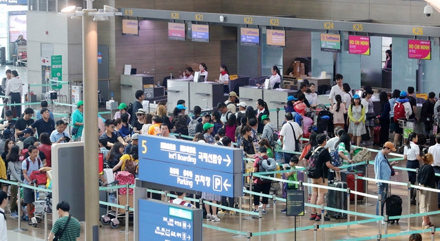 인천국제공항에서 여행객들이 출국 준비를 하고 있다. 사진=뉴시스