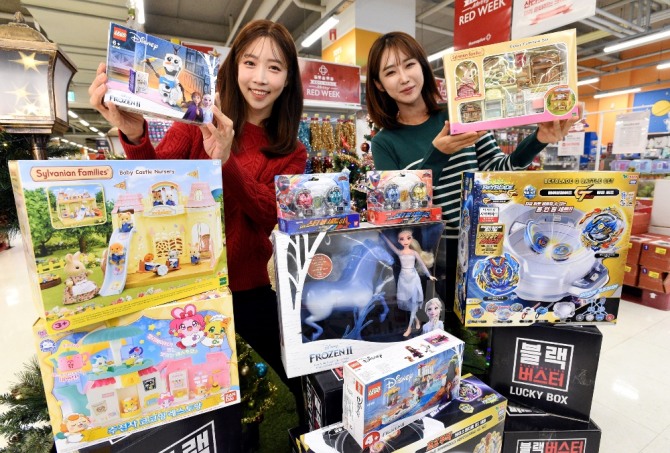서울 등촌동 홈플러스 강서점에서 크리스마스 선물용 완구 상품들을 선보이고 있다. 사진=홈플러스