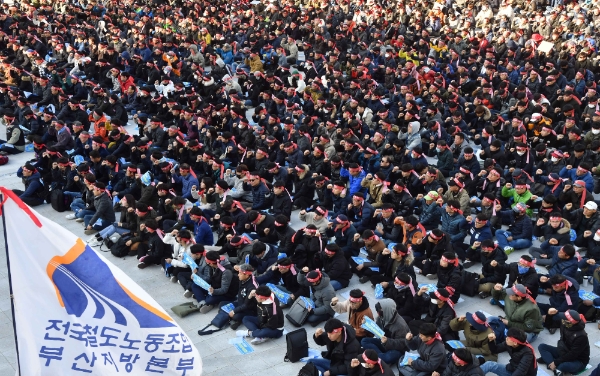 전국철도노동조합이 총파업에 돌입한 20일 오후 부산 동구 부산역 광장에서 열린 철노노조 부산지방본부 파업 출정식에 참가한 노조원들이 구호를 외치고 있다.사진=뉴시스