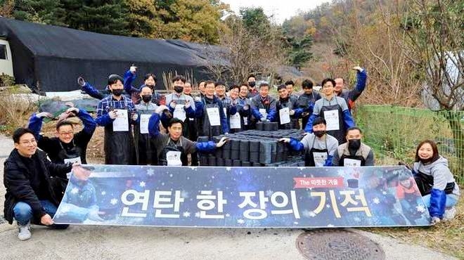 기아차 서비스사업부 구로사옥 임직원 30명은 서울 남태령 소외 이웃에게 연탄 2500장의 직접 배달했다. 사진=기아차