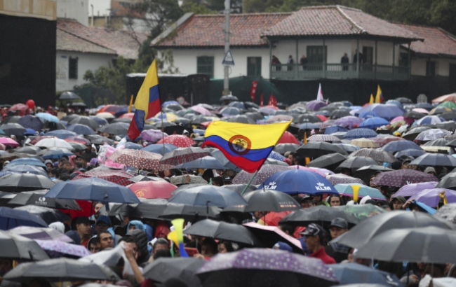 현지시간 21일 콜롬비아 보고타에서 시위대들이 두케 콜롬비아 대통령의 경제 정책 등을 수정하라고 요구하며 대규모시위를 벌이고 있다.