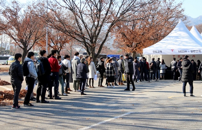 전국에서 온 모델 3 구매 고객이 출석을 확인하고 있다. 사진=글로벌이코노믹 정수남 기자