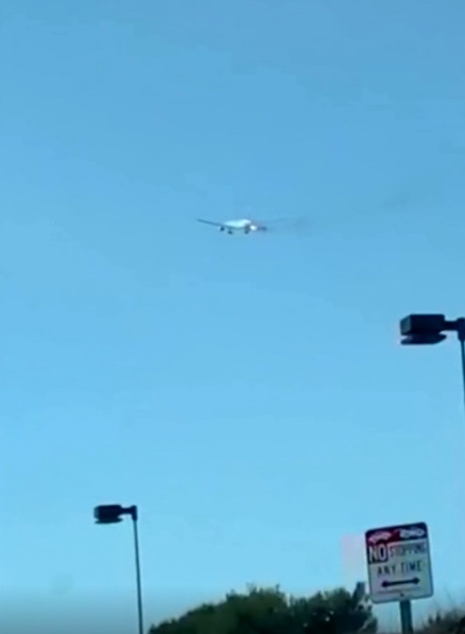 마닐라행 필리핀항공 여객기가 로스앤젤레스 국제공항(LAX)에서 이륙하고 있다. 항공기는 이륙 직후 엔진에 이상을 발견해 비상착륙했다. 사진=로이터통신