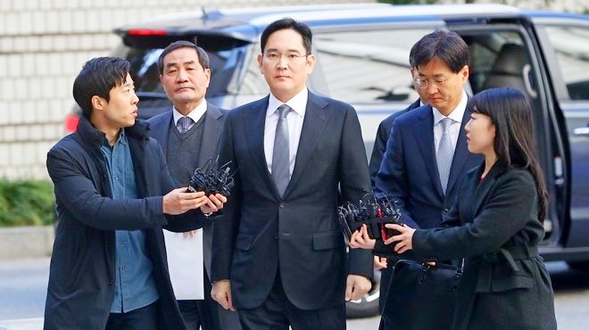 박근혜 전 대통령과 최순실 씨에게 뇌물을 준 혐의 등으로 기소된 이재용 삼성전자 부회장이 서울 서초동 서울고등법원에서 열리는 파기환송심 2차 공판에 22일 출석하고 있다. 사진=연합뉴스