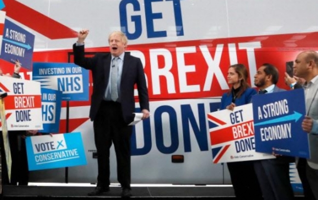 사진은 ‘브렉시트 완수’라는 문구가 적힌 유세 버스 앞에서 지지를 호소하고 있는 보리스 존슨 영국 총리.